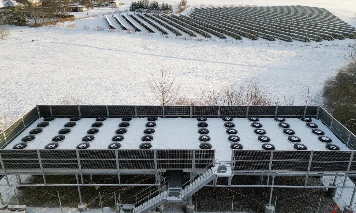 Snow gathered on a bank of evaporators for a 1.8MW (511TR) CO2 heat pump in Jerslev, Denmark. (Source: Fenagy)