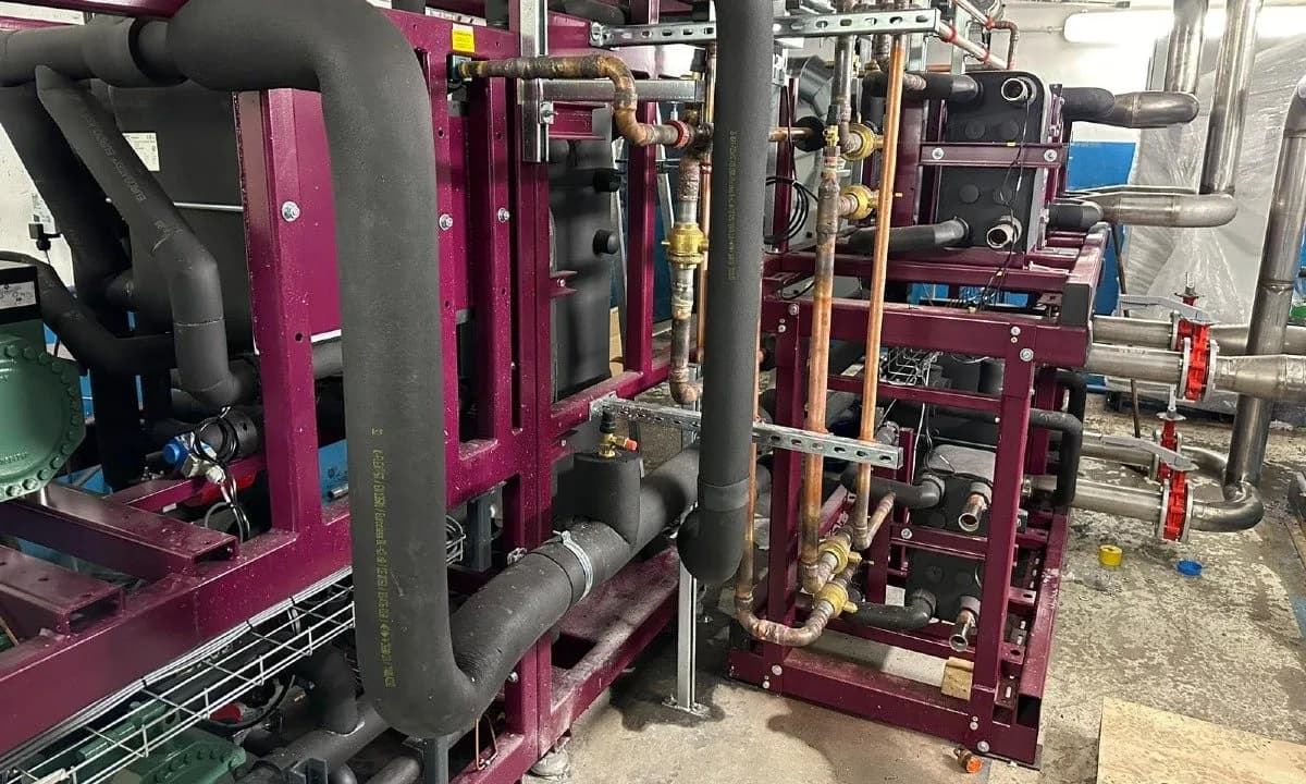 TEKO’s CO2 rack provides refrigeration for the outdoor ice rink in Auron, France. (Source: TEKO)