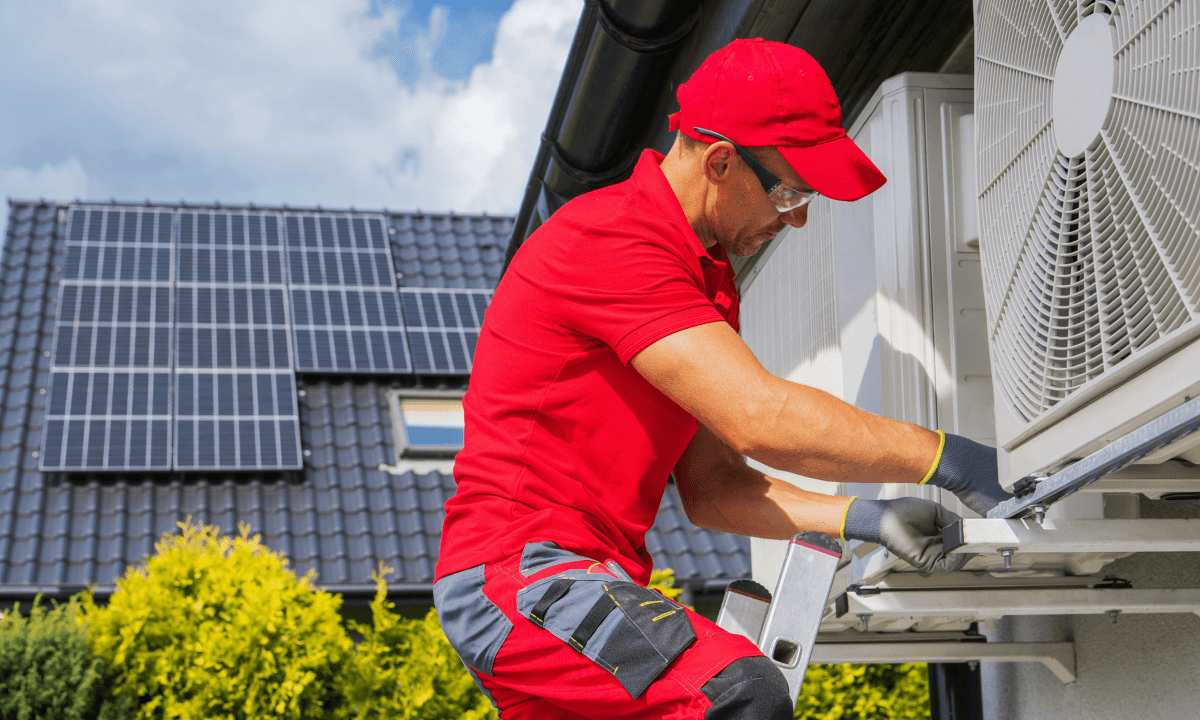Bluu Unit is building an alliance of natural refrigerant contractors in Germany, like the heat pump technician in this photo.