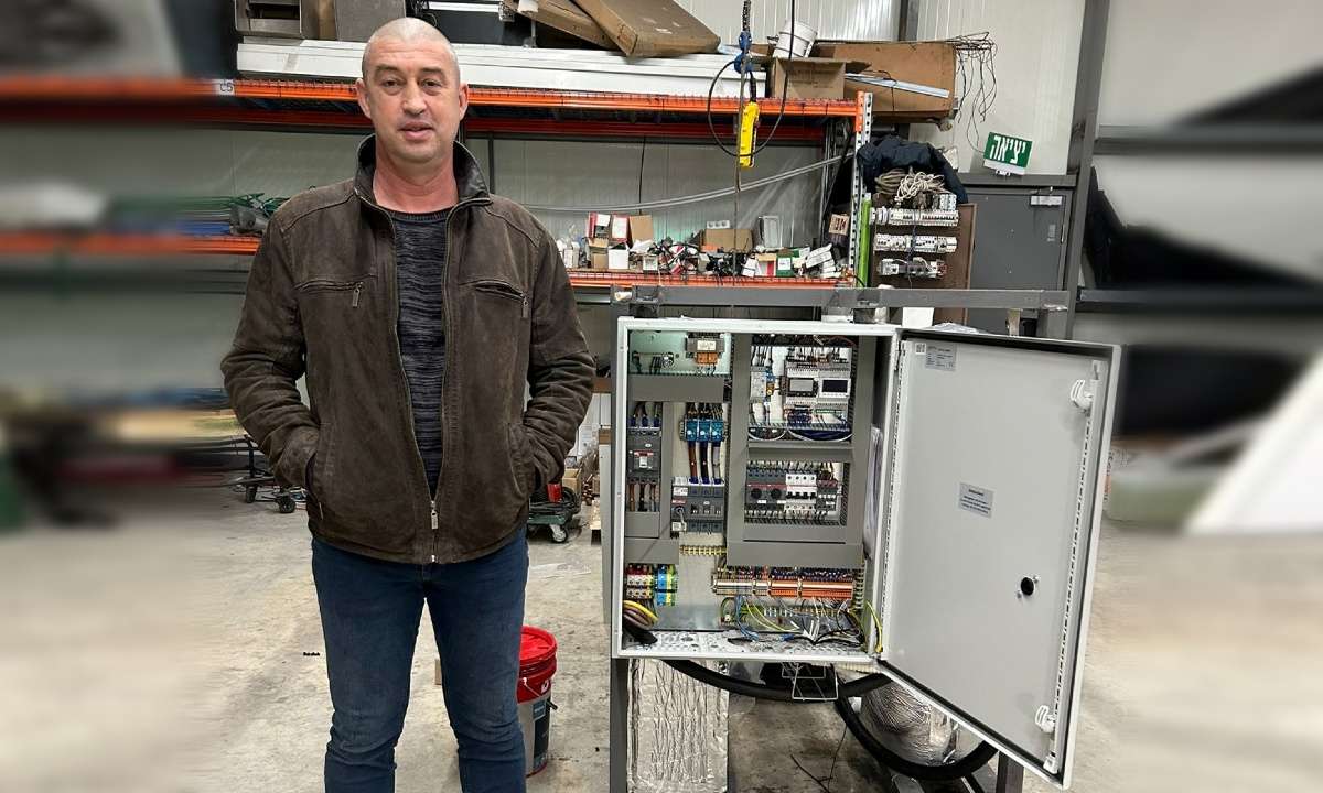 Nikolai Vodolzov, Nik Systems, with the company’s CO2 heat pump. (Source: Nik Systems)