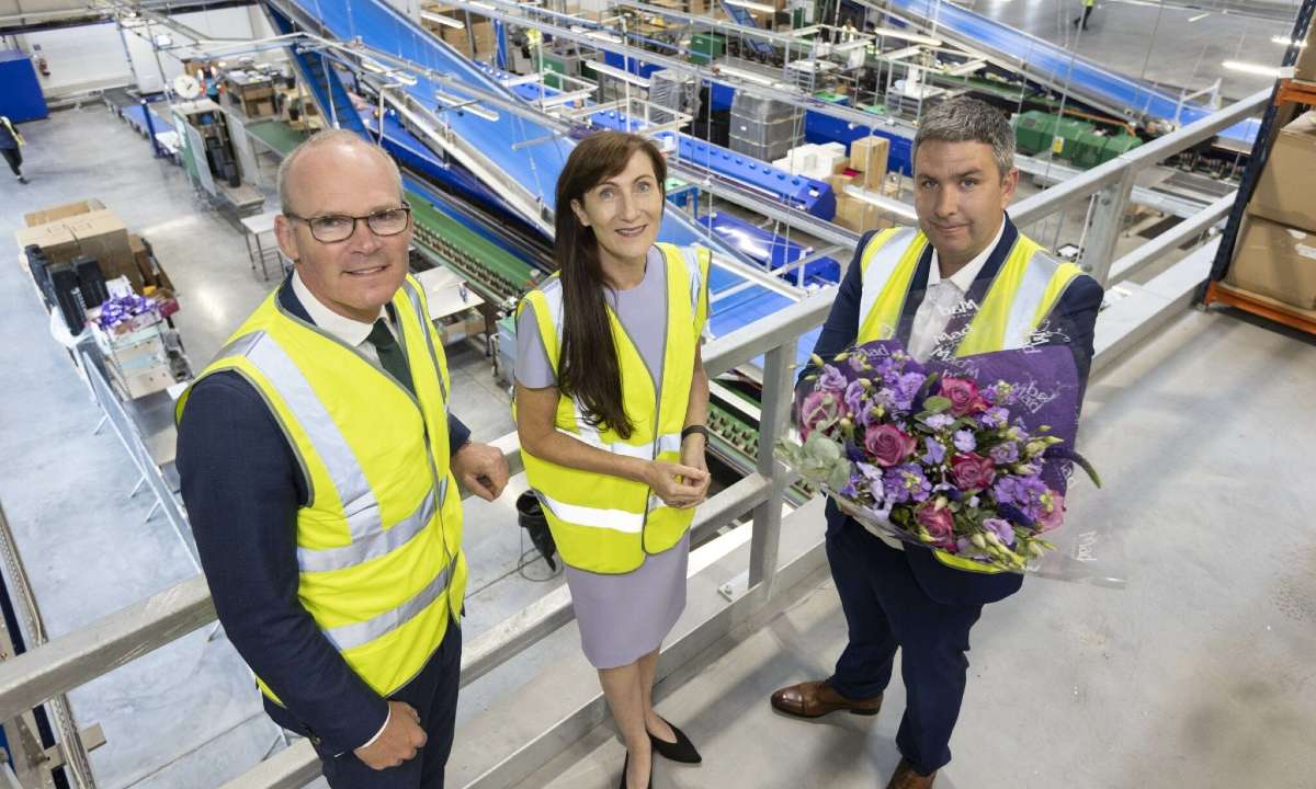 From left: Simon Coveney, Ireland’s then-Minister for Enterprise, Trade and Employment, Caroline Keeling, then-CEO of Keelings and Steven Devoy, Business Unit Director at Keelings Flowers, at the opening of Keelings Flowers’ processing facility in 2023. Photo credit: Keelings