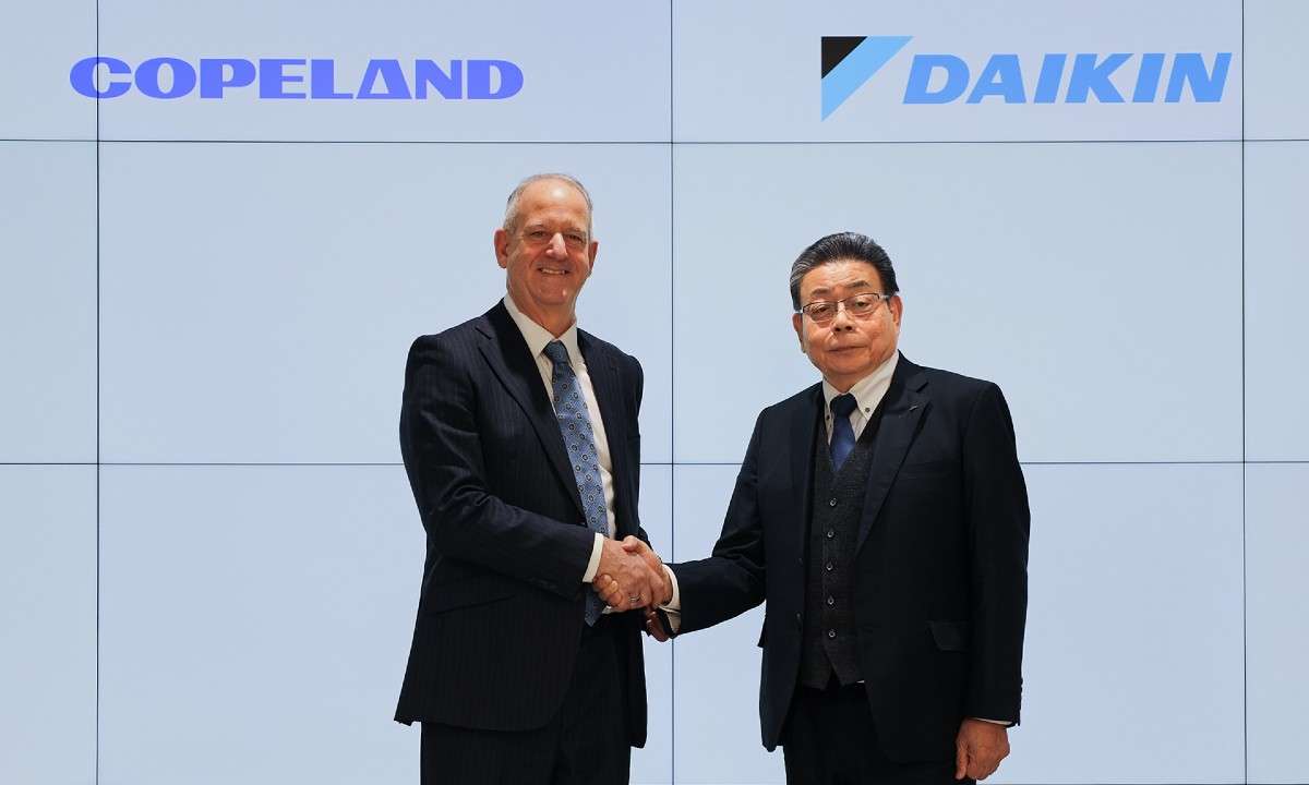 An image of Ross Shuster, CEO Copeland, and Jiro Tomita, Executive Associate Officer at Daikin, at the joint venture signing ceremony to bring R290 swing rotary compressors to the European residential heat pump market.