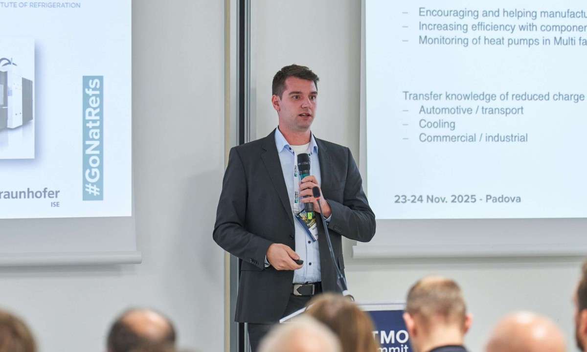 An image of Timo Methler, Fraunhofer ISE’s Building Heat Pump Department Team Lead, presenting at ATMO Europe 2025. He highlighted the advancements in low-charge R290 heat pumps for multi-family dwellings as part of the LC R290 project.
