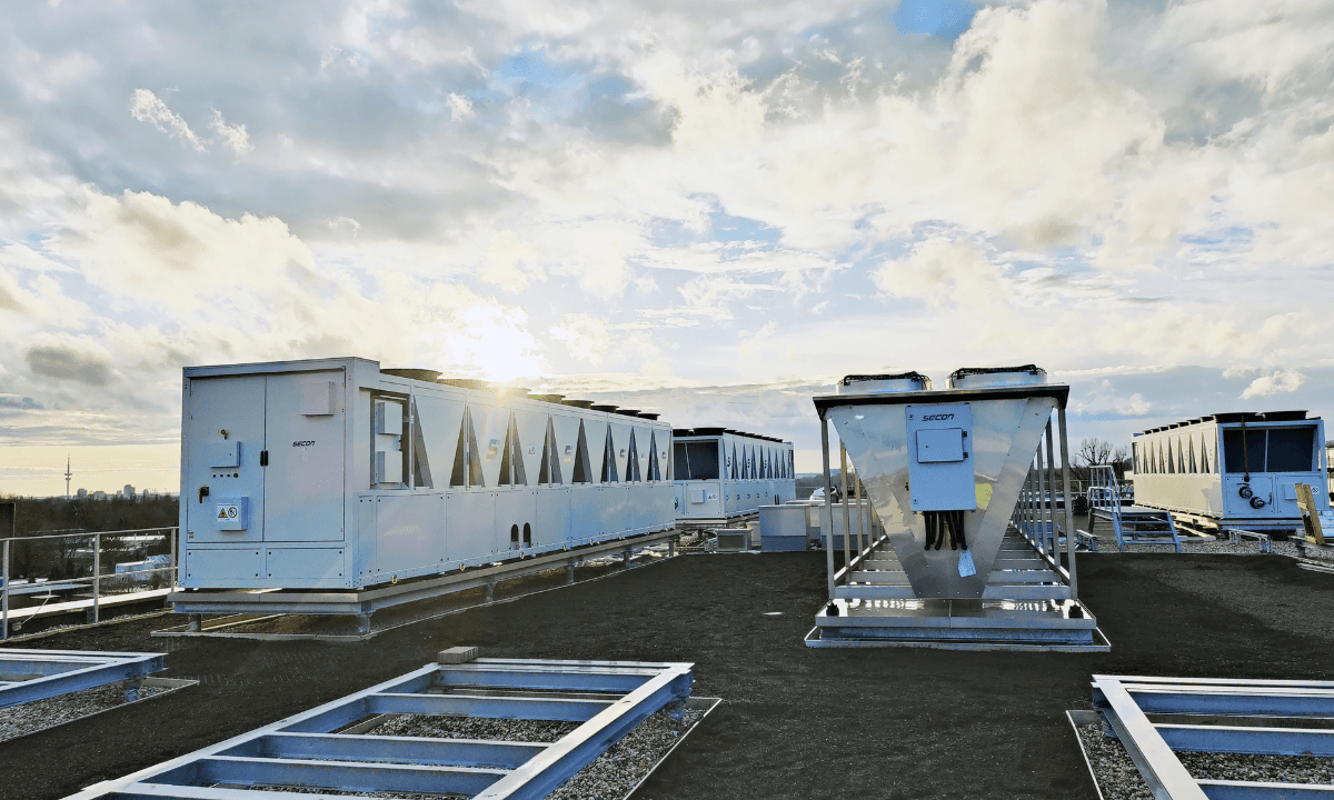 Secon's propane chillers installed on the roof of Penta Infra's HAM01 data center in Hamburg.